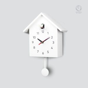 Horloge murale moderne avec un mécanisme de coucou