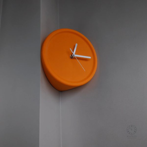 Horloge d'angle raffinée pour espace professionnel