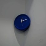 Horloge de bureau avec design d'angle