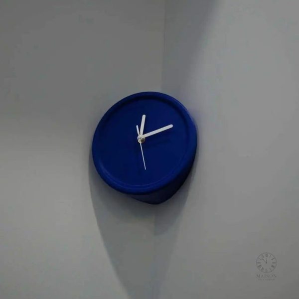 Horloge de bureau avec design d'angle