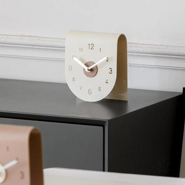 Horloge de bureau en bois avec finitions soignées