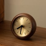Horloge de bureau en bois avec design minimaliste