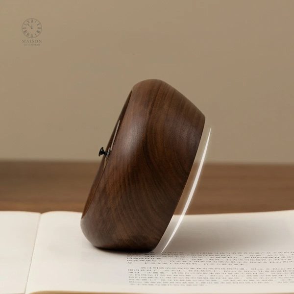 Horloge en bois pour un style de bureau contemporain