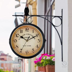 Horloge de gare double face élégante et fonctionnelle