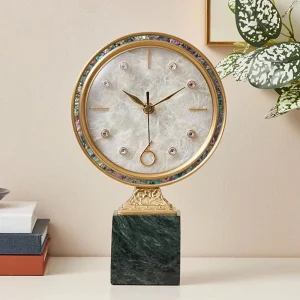 Accessoire décoratif : horloge murale au style chic et intemporel
