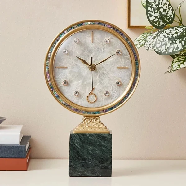 Accessoire décoratif : horloge murale au style chic et intemporel