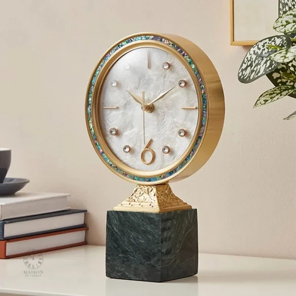 Horloge de table design, parfaite pour un intérieur sophistiqué