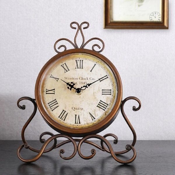 Détail d'une horloge ancienne au design classique