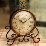 Vue rapprochée d'une horloge ancienne en laiton