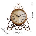 Ambiance d'une horloge antique sur un bureau ancien
