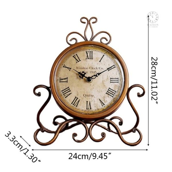 Ambiance d'une horloge antique sur un bureau ancien