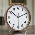 Horloge en bois, design minimaliste pour décoration intérieure