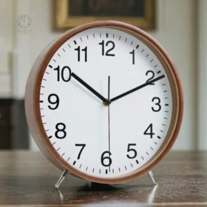 Horloge en bois, design minimaliste pour décoration intérieure