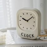 Horloge de table contemporaine avec un look épuré