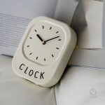 Accessoire de décoration : horloge moderne en bois