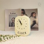 Horloge de table élégante pour un intérieur chaleureux