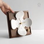 Accessoire déco pratique : horloge de table stylée