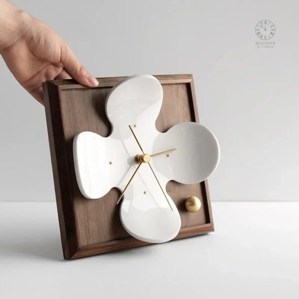 Accessoire déco pratique : horloge de table stylée