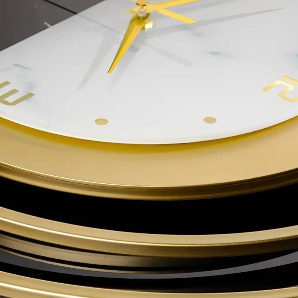 Horloge design chic pour un intérieur raffiné