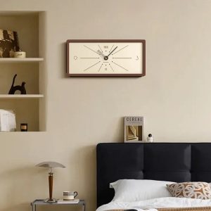 Horloge en bois au design épuré et contemporain