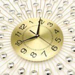 Détails raffinés de l'horloge dorée au design contemporain