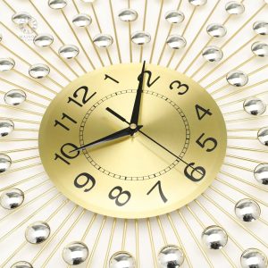Détails raffinés de l'horloge dorée au design contemporain