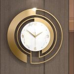 Horloge dorée chic pour un intérieur contemporain