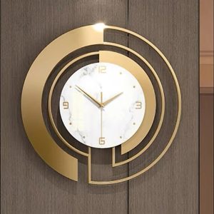 Horloge dorée chic pour un intérieur contemporain