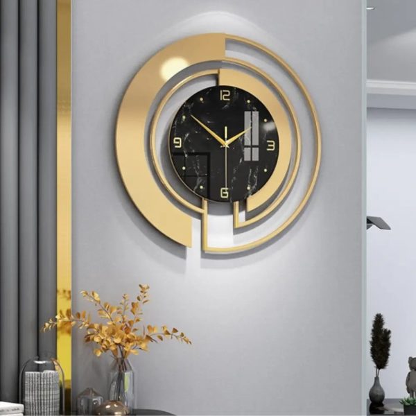 Horloge dorée minimaliste idéale pour votre salon