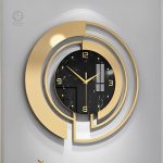 Horloge dorée artistique, ajout d'élégance à votre espace