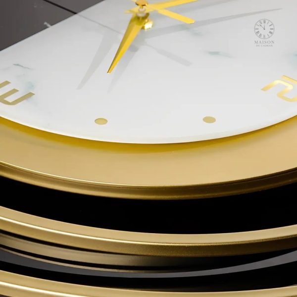 Horloge dorée sophistiquée pour une ambiance luxueuse