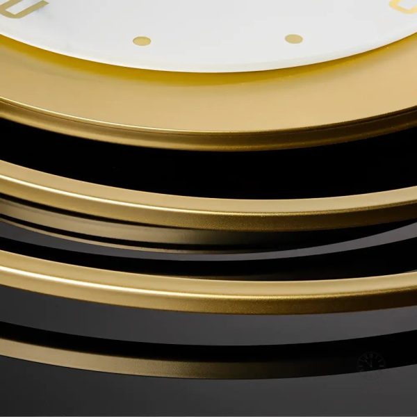 Horloge dorée intemporelle, alliée de votre décoration intérieure