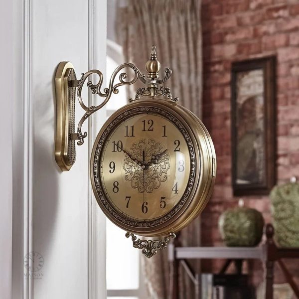 Horloge double face au style industriel