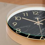 Horloge murale en marbre noir, alliant élégance et fonctionnalité