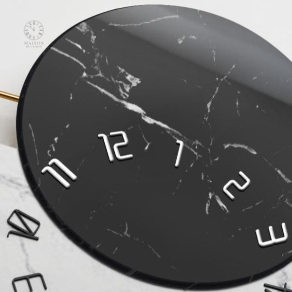 Horloge en métal robuste et esthétique