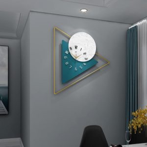 Horloge murale en métal au style épuré