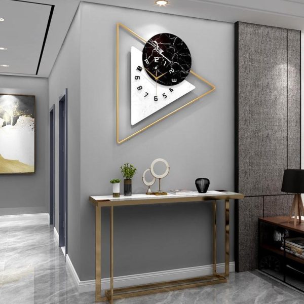 Horloge murale en métal avec finition soignée