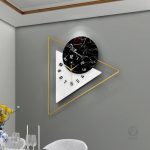 Horloge murale design en métal pour salon