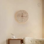 Horloge design en pierre pour un intérieur raffiné