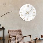 Horloge moderne en verre avec chiffres romains élégants