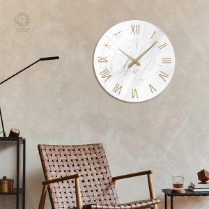 Horloge moderne en verre avec chiffres romains élégants