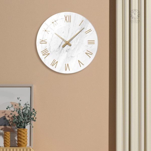 Horloge contemporaine en verre, chiffres romains stylisés