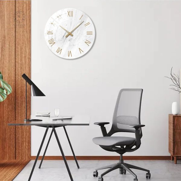 Horloge en verre de style traditionnel avec chiffres romains