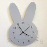 Horloge murale enfantine en forme de lapin, style ludique