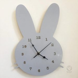 Horloge murale enfantine en forme de lapin, style ludique