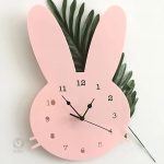 Design mignon d'horloge lapin pour une chambre d'enfant