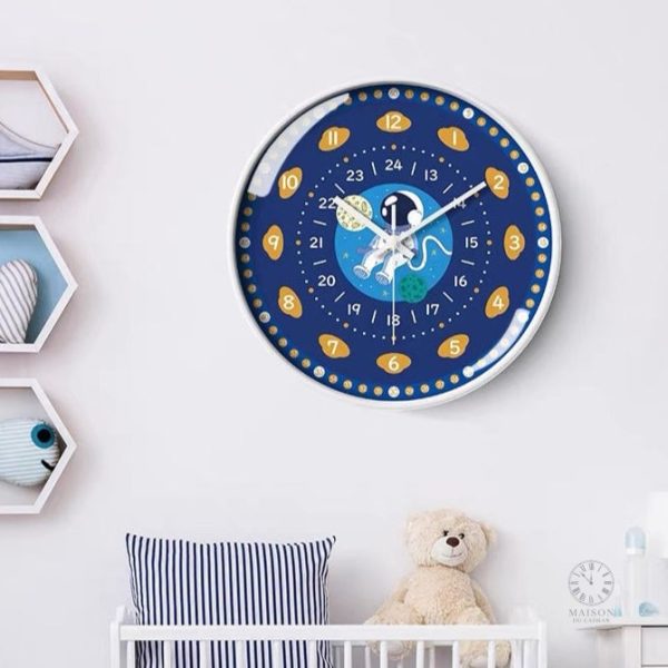 horloge-enfant-pedagogique-astronaute-1 Horloge enfant astronomique, design astronaute ludique