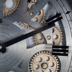 Horloge décorative argentée avec style industriel