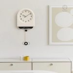 Horloge minimaliste en bois clair