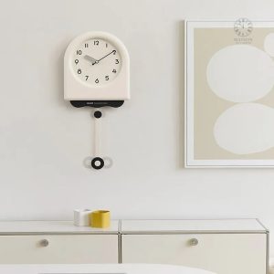 Horloge minimaliste en bois clair
